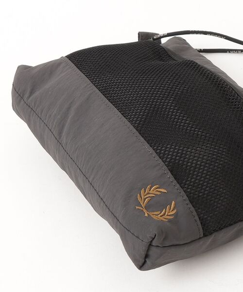 「FRED PERRY」 ショルダーバッグ ONE SIZE グレー メンズの画像