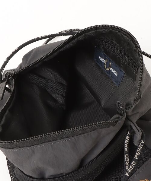 「FRED PERRY」 ショルダーバッグ ONE SIZE グレー メンズの画像