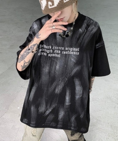lilful tシャツ 「26年春夏新作」ペイントスプレー風レターリング