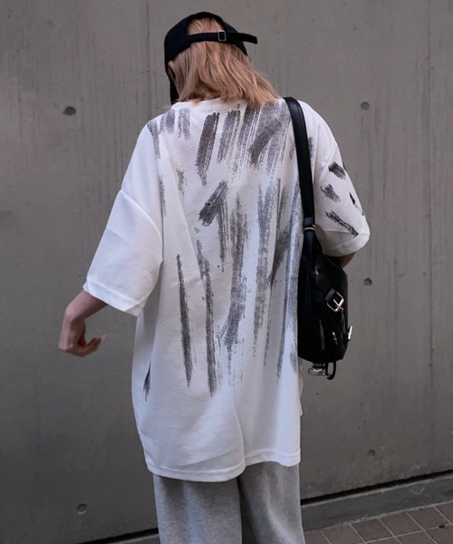 lilful tシャツ 「26年春夏新作」ペイントスプレー風レターリング
