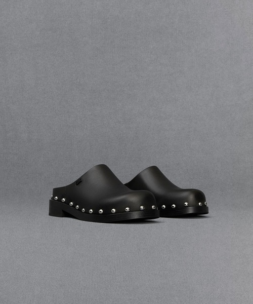 CHARLES ＆ KEITH（チャールズ&キース） スリッポン レザースタッズ