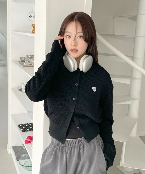 カーディガン A'GEM/9 × .kom 「muah muah/ムーアムーア」 LOGO COLLAR CABLE CARDIGAN/ロゴカラー ケ
