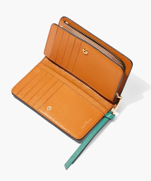 ベージュ×グリーン スナップショット コンパクトウォレット MARC JACOBS（マークジェイコブス）の「THE UTILITY SNAPSHOT MINI
