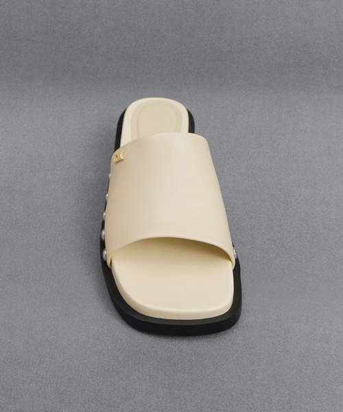CHARLES ＆ KEITH（チャールズ&キース） サンダル レザースタッズ