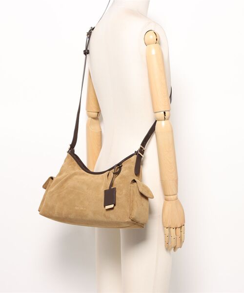 【新品タグ付】CHARLES & KEITH スエード　ショルダーバッグ2way Khai カイ スエードショルダーバッグ - サハラサンド | CHARLES