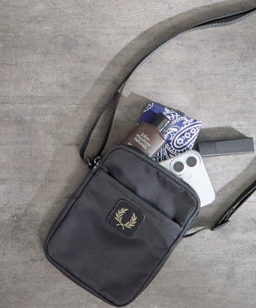 極美品 フレッドペリー ショルダーバッグ 黒 ワッペン レトロ 大容量 希少 FRED PERRY（フレッドペリー） ショルダーストラップ ショルダーバッグ