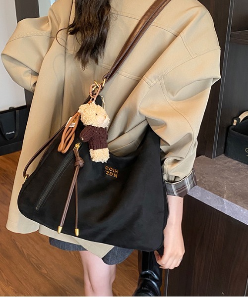 FREE STYLISTS ショルダーバッグ バッグ Y2Kチャーム付き大容量バッグ