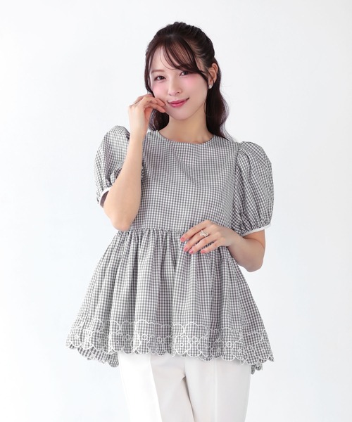 Fit more（フィットモア） フラワー刺しゅう裾スカラップトップス