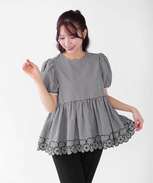 Fit more（フィットモア） フラワー刺しゅう裾スカラップトップス