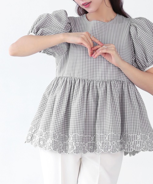 Fit more（フィットモア） フラワー刺しゅう裾スカラップトップス