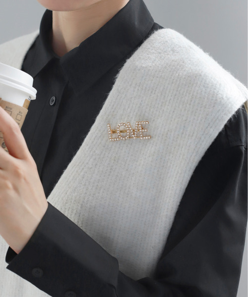ブローチです。花柄が ANEMONE ブローチ ビジューメッセージブローチ「LOVE