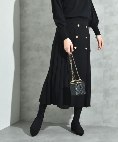 リボン付きブラックニットとプリーツスカート INTERPLANET（インタープラネット） スカート BOXプリーツニット