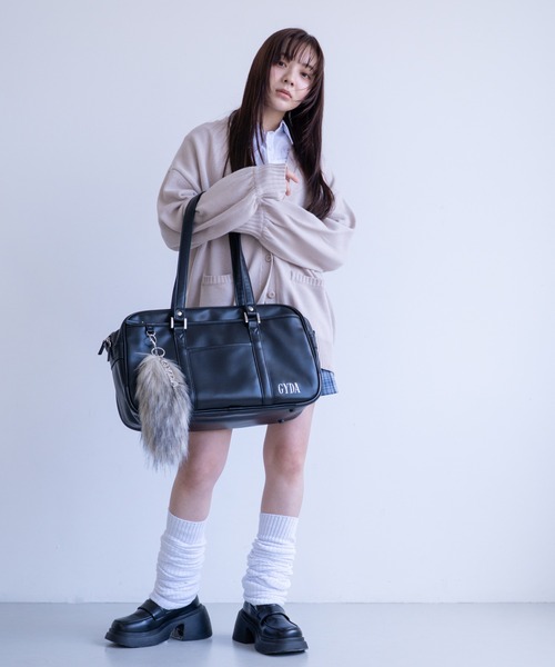 GYDA ノベルティボストンバッグ ブラック バニーチャーム付き GYDA（ジェイダ） ボストンバッグ ファーチャーム付き合皮スクール