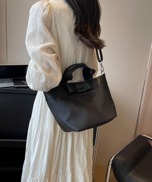 リボン付き黒と白のハンドバッグ LA VORAGINE（ラ ヴォラジネ） トートバッグ 2wayリボン付き 3WAY 配色