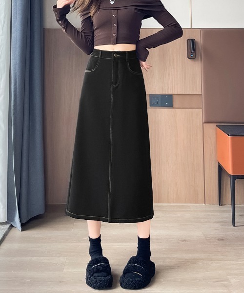 未使用級ꕥヌキテパ 2025 今季 デニムシャーリングスカート ブラックデニム 未使用級ꕥヌキテパ 2025 今季 デニムシャーリングスカート ブラックデニム