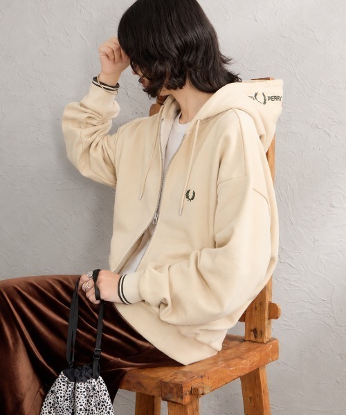 FRED PERRY（フレッドペリー） パーカー 別注 フードロゴ刺繍