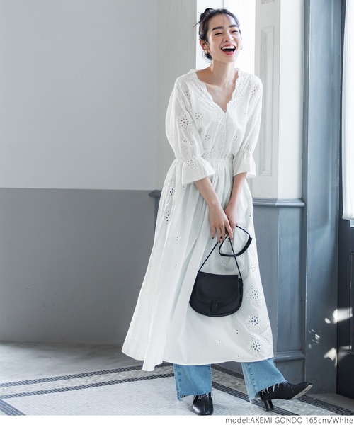 完売品 Pinueカットワークレースワンピース（White） バックレースアップギャザースリーブカットワークレースワンピース