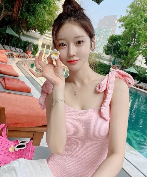 【新品】ショルダーリボンスウィムウェア LILY BROWN（リリーブラウン）の「ショルダーリボンスウィムウェア