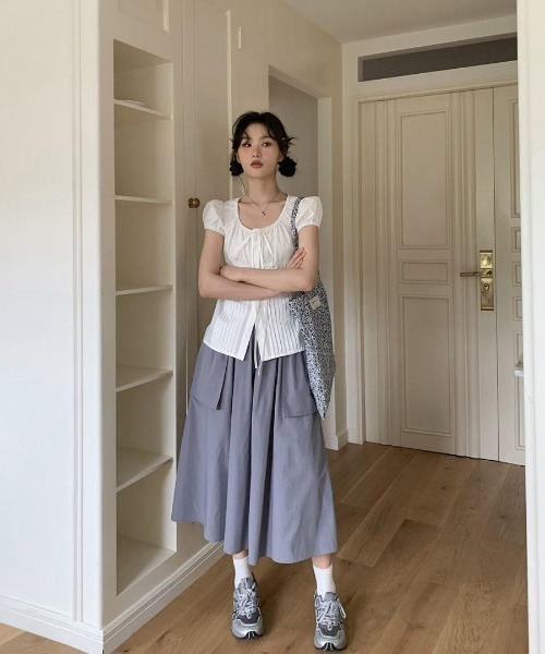 奇抜でボタンが背中にあるブラウス 背中ボタン 奇抜でボタンが背中にあるブラウス ブラウスの通販