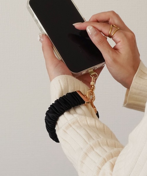 ammy. / エイミードット 」 サテン ギャザー スマホストラップ ハンド