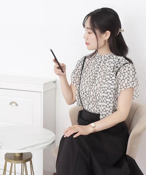 ブラウス シャツ 総柄シアーネックリボンブラウス レディース