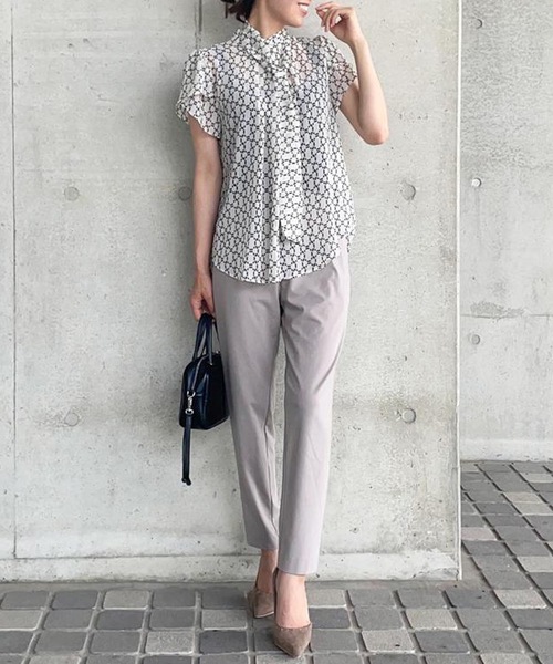 ブラウス シャツ 総柄シアーネックリボンブラウス レディース