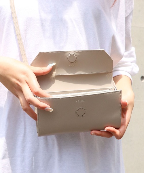 「YAHKI」 財布 ONE SIZE ベージュ レディース_画像3
