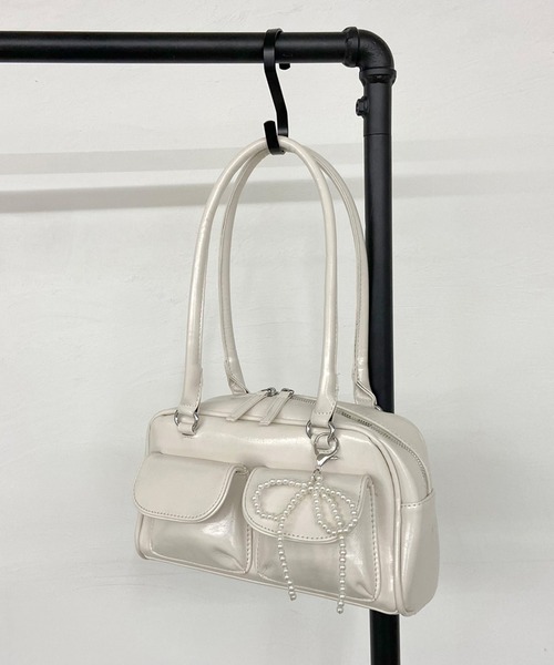 rire ボストンバッグ パール風リボンチャーム付ボストンバッグ