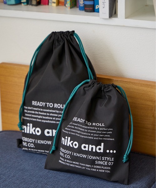 niko and…（ニコアンド） 旅行 ニコロゴトラベル巾着/Sサイズ