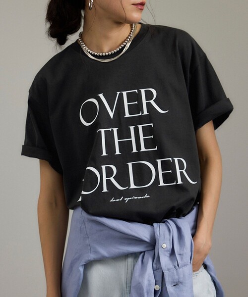 新品タグ付定価2万ほど！SALON adam et rope'＊プリントトップス SALON adam et rope' tシャツ OVER THE BORDER ロゴプリントT