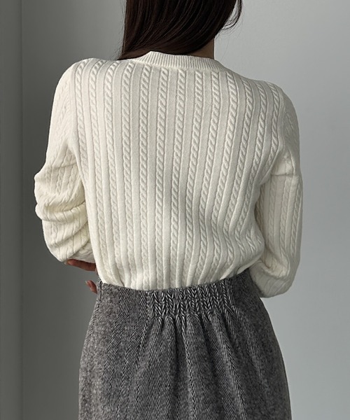 Louere（ルエレ） ニット セーター Vネックロゴ刺繍ケーブルニット