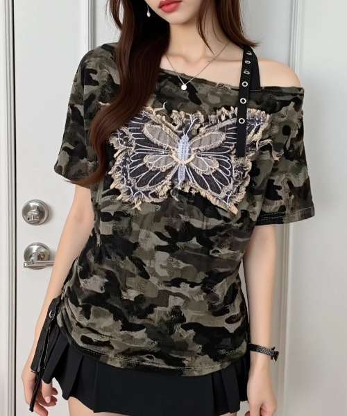 tシャツ A'GEM/9 × .kom 「.KOM/ドットケーオーエム」カモフラバタフライショルダーストラップTシャツ レディース