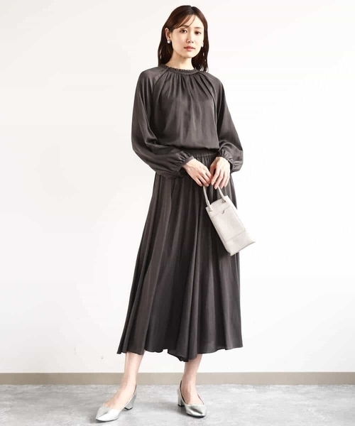 フリルネックデザインサテンブラウス/前後2way/接触冷感/洗える MK MICHEL KLEIN｜フリルネックデザインサテンブラウス/前後2way