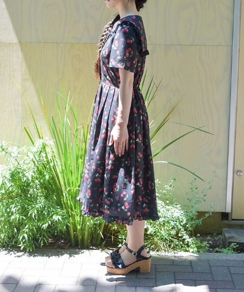 axes femme ワンピース チェリーローズ柄セーラーワンピース