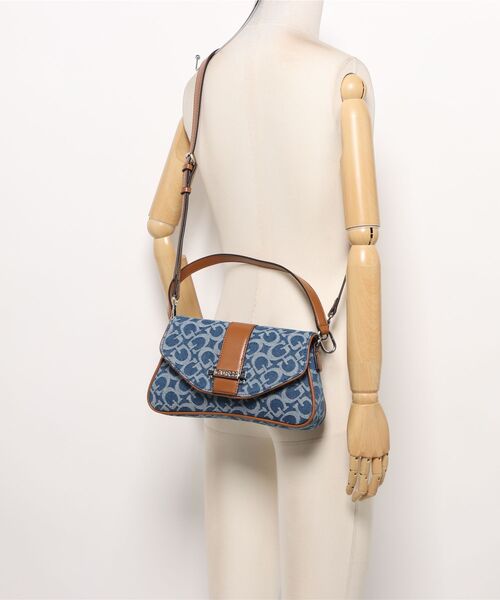 お値下げしました！新品　GUESSショルダーバック GUESS（ゲス） ショルダーバッグ バッグ WELLS CROSSBODY BUCKET