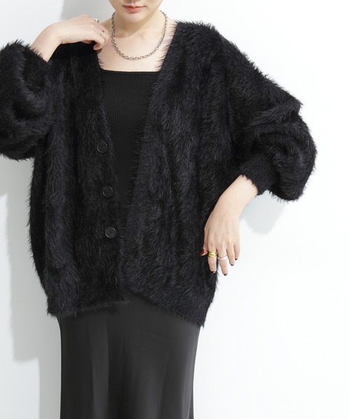 カーディガン 毛足の長い、ラグジュアリーな印象。シャギーニット