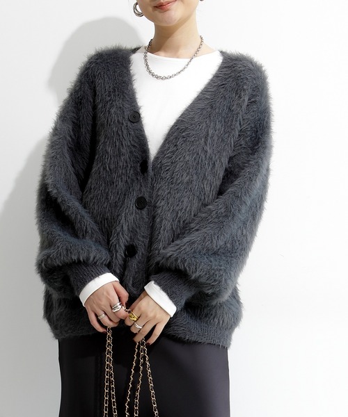 カーディガン 毛足の長い、ラグジュアリーな印象。シャギーニット