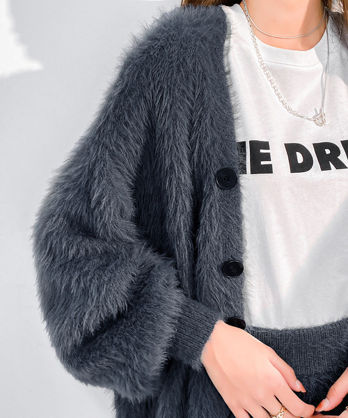 カーディガン 毛足の長い、ラグジュアリーな印象。シャギーニット