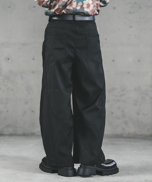 Shoowtime(ショウタイム) スラックス Curved silhouette over wide Shoowtime(ショウタイム) スラックス Curved silhouette over wide