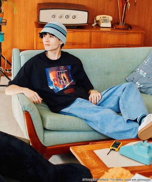 ニコアンド STRANGER THINGSコラボ ポスター風プリントTシャツ niko and… tシャツ 「STRANGER THINGS」コラボ ポスター風