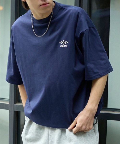 umbro（アンブロ） tシャツ 別注 ロゴ刺繍 ドロスト バックプリント
