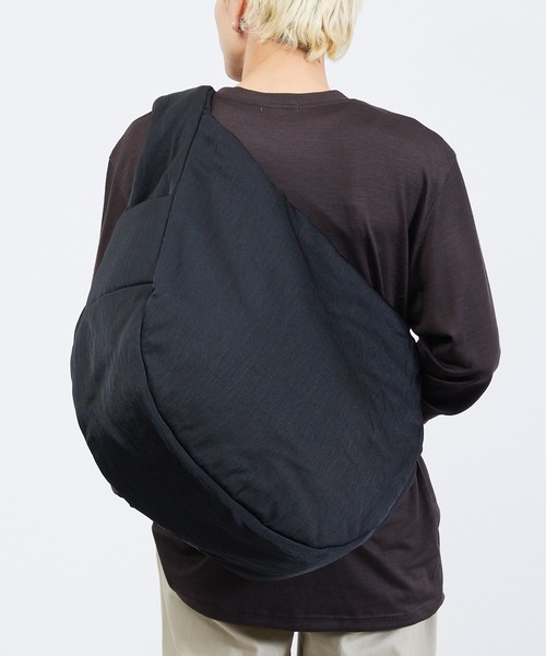 ITTI ANNIE PUFFER BIG MOON BAG / 黒 And A ショルダーバッグ ITTI イッチ / ANNIE PUFFER BIG MOON