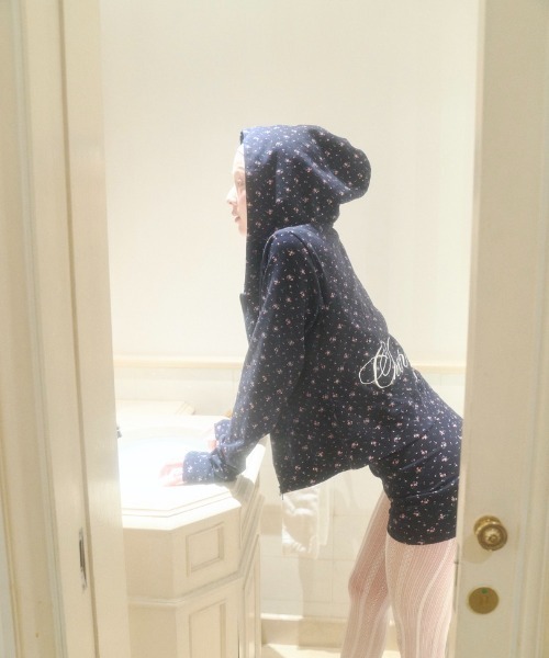 chernyy パーカー chernyy floral hoodie / 小花柄バック刺繍ロゴ