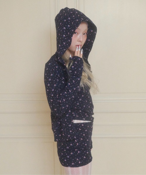 chernyy パーカー chernyy floral hoodie / 小花柄バック刺繍ロゴ