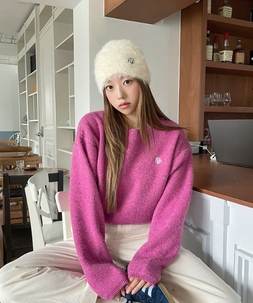 ニット セーター A'GEM/9 × .kom 「muah muah/ムーアムーア」 STITCH LOGO SOFT BOATNECK KNIT/ス ニット セーター A'GEM/9 × .kom 「muah muah/ムーアムーア