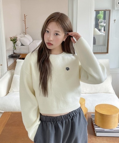 ニット セーター A'GEM/9 × .kom 「muah muah/ムーアムーア」 STITCH LOGO ROUND KNIT/ステッチロゴラウン