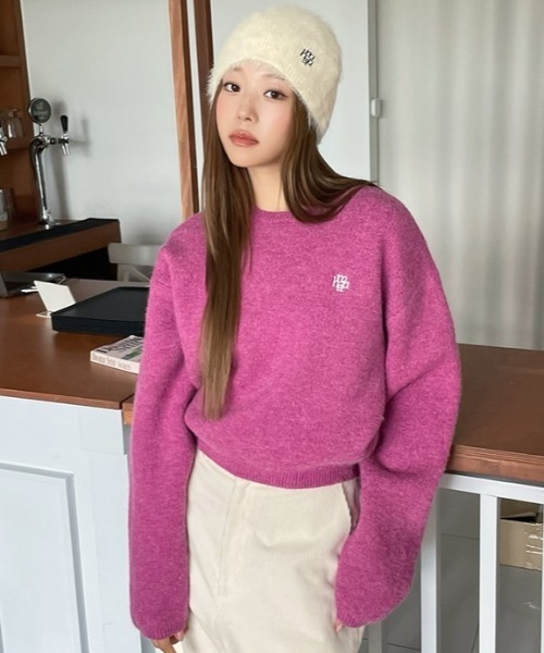 ニット セーター A'GEM/9 × .kom 「muah muah/ムーアムーア」 STITCH LOGO ROUND KNIT/ステッチロゴラウン A'GEM/9 × .kom 『muah muah/ムーアムーア』 STITCH LOGO ROUND
