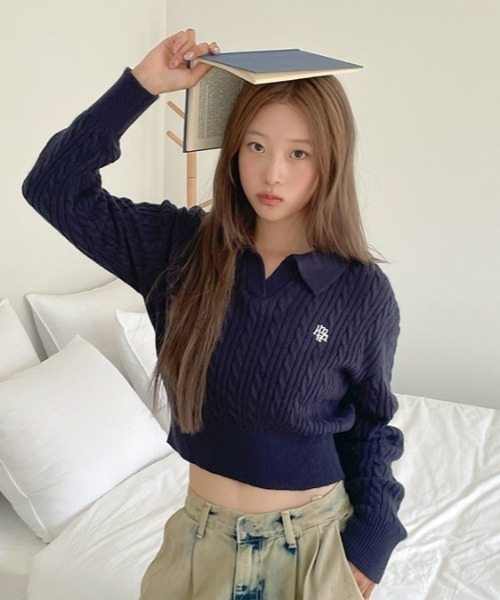 ニット セーター A'GEM/9 × .kom 「muah muah/ムーアムーア」 LOGO OPEN COLLAR CABLE KNIT/オープン ニット セーター A'GEM/9 × .kom 「muah muah/ムーアムーア