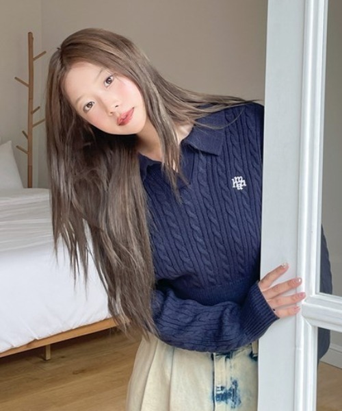 ニット セーター A'GEM/9 × .kom 「muah muah/ムーアムーア」 LOGO OPEN COLLAR CABLE KNIT/オープン ニット セーター A'GEM/9 × .kom 「muah muah/ムーアムーア