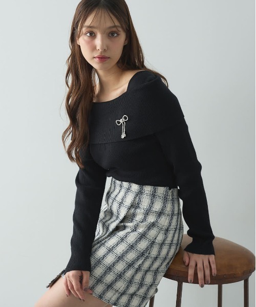 IRENE 大人気ブローチ付きニット INGNI（イング） ニット セーター ブローチ付オフショルニット